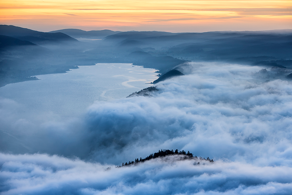 Vue aérienne depuis le secteur de la Dent de Vaulion avec brouillard sur le Risoud